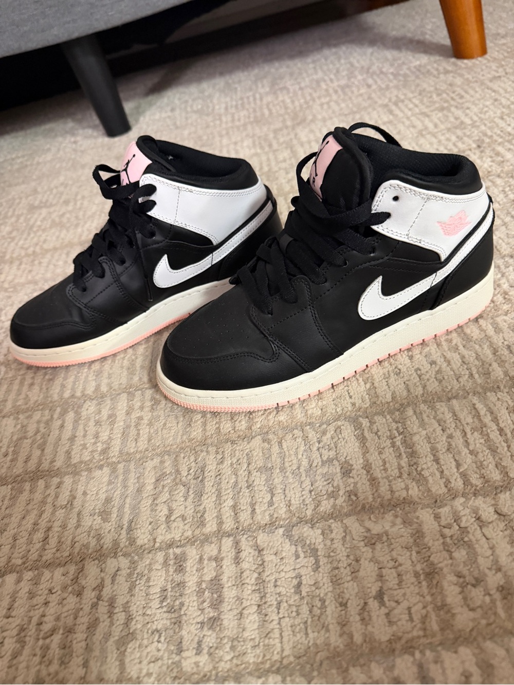 Air Jordan 1 Mid “Arctic Punch” Nike, White, Black, Pink Sneakers size 6Y